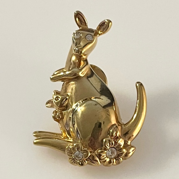 Avon Gold Tone Kangaroo and Joey Jewelry Pin Tie Tack Brooch With Rhinestones - Picture 2 of 9